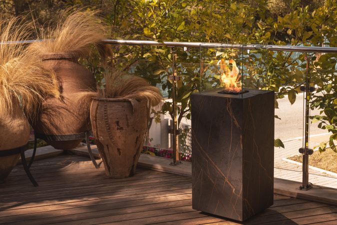 Queimador exterior Porto Core a bioetanol com design moderno e eficiente.