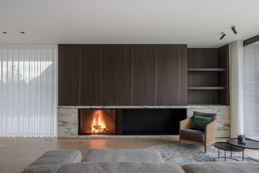 Lareira a lenha modelo Ultime D com design moderno e estrutura encastrada.