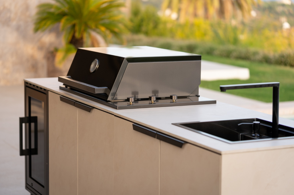 Cozinha de exterior modular Q-Boo em aço e Dekton num projeto outdoor.