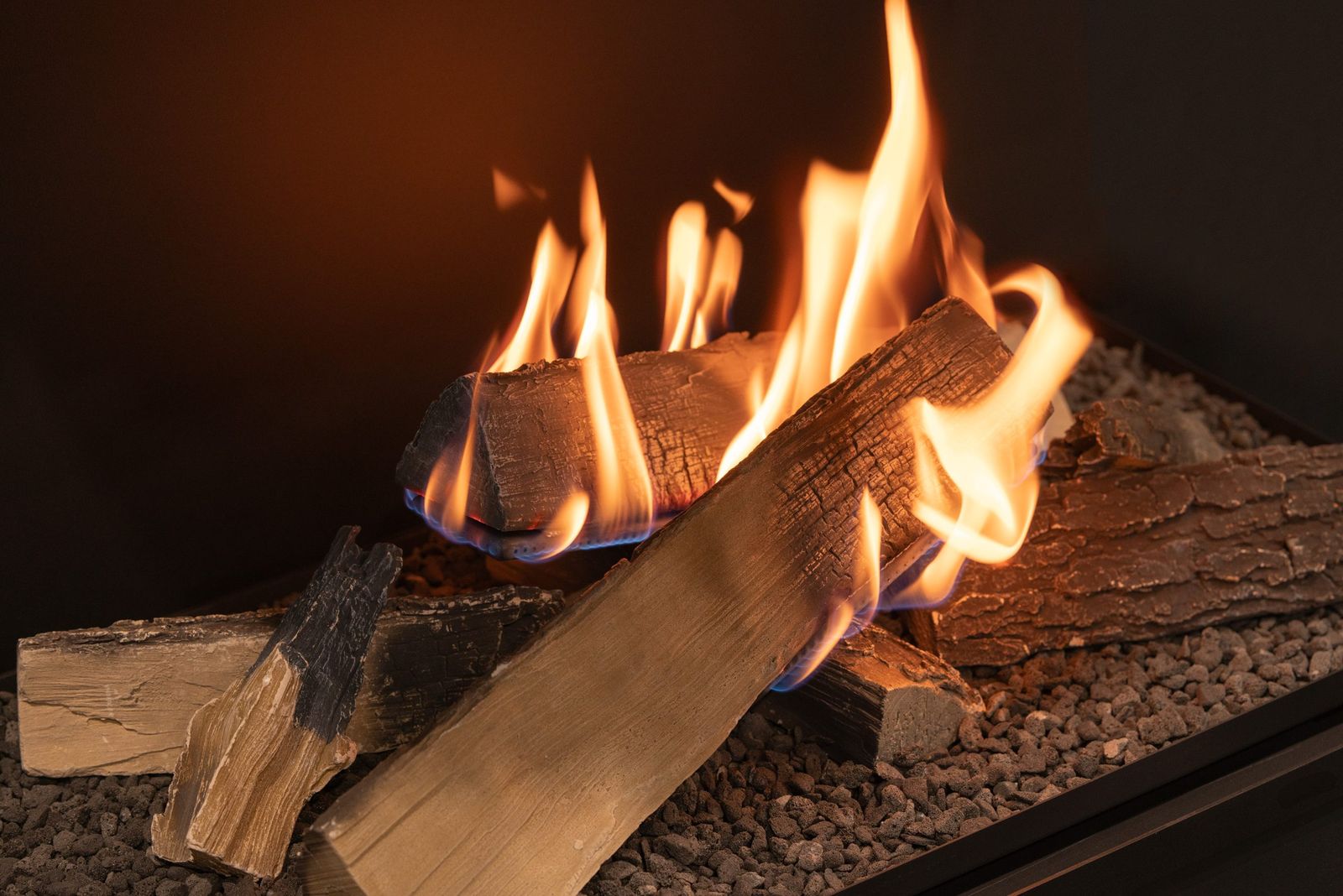 Close-up of the FLA4 FLOGS ceramic logs and flames